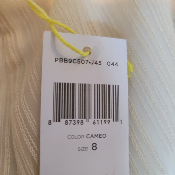 BNWT BCBGeneration off white Romper size 8 - Picture 5 of 7